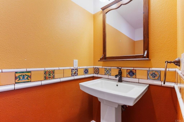 1628 Lone Oak Rd, Vista, CA 92084 - bathroom with a textured wall and a sink