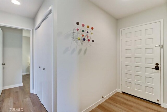 2032 E Bermuda St Unit 103, Long Beach, CA 90814 - foyer featuring light wood-type flooring and baseboards