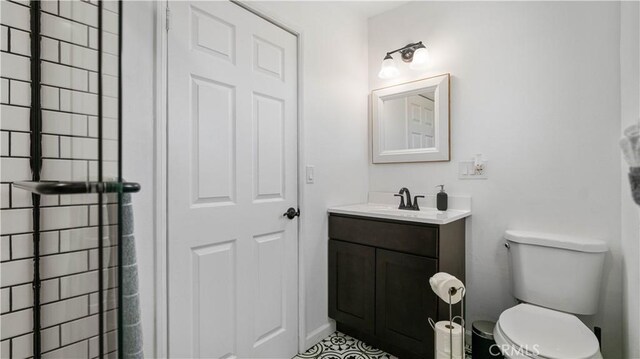 61748 Valley View Cir, Joshua Tree, CA 92252 - full bathroom featuring vanity, toilet, and tiled shower