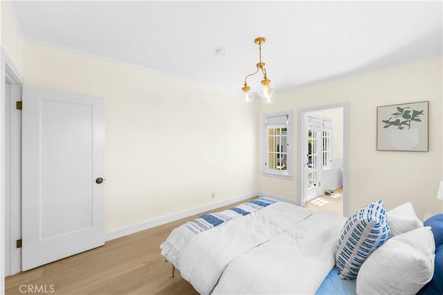 827 Hauser Blvd, Los Angeles, CA 90036 - bedroom with light wood-style flooring and baseboards