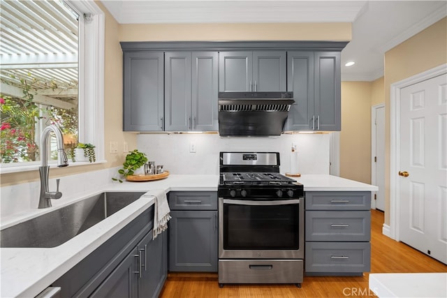 2 Corte Arbertura, San Clemente, CA 92673 - kitchen with stainless steel gas range, gray cabinets, a sink, light wood-type flooring, and ornamental molding