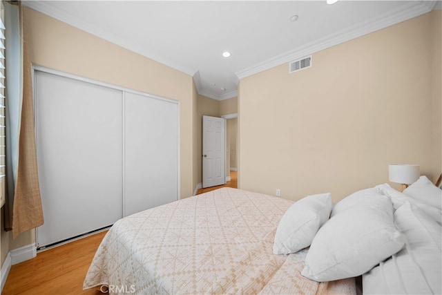 2 Corte Arbertura, San Clemente, CA 92673 - bedroom featuring wood finished floors, recessed lighting, crown molding, a closet, and baseboards
