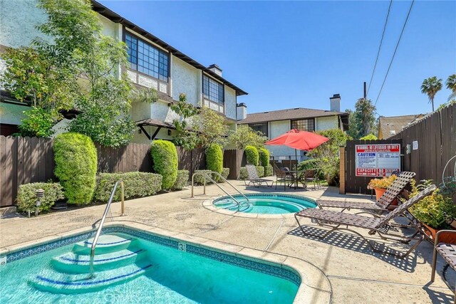 402 El Centro St Unit 13, South Pasadena, CA 91030 - community pool with a hot tub and a patio
