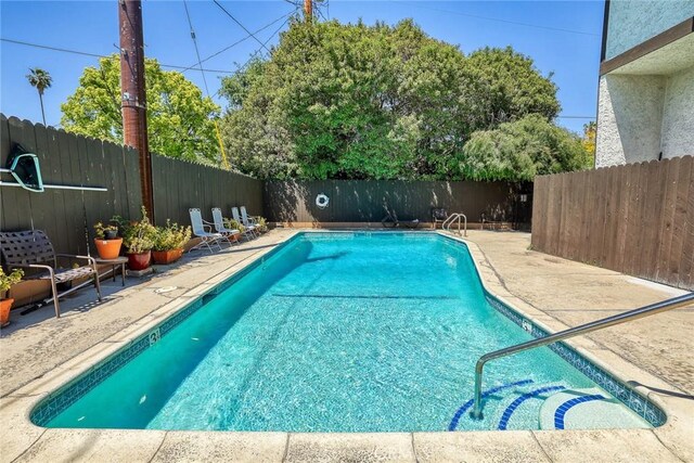 402 El Centro St Unit 13, South Pasadena, CA 91030 - view of swimming pool featuring a fenced backyard and a patio area