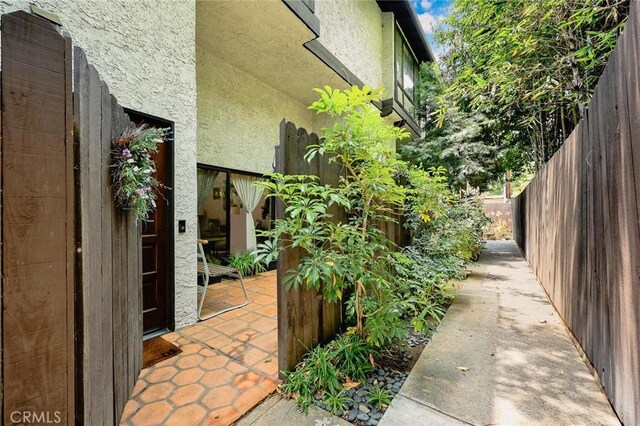 402 El Centro St Unit 13, South Pasadena, CA 91030 - view of home's exterior featuring stucco siding and a fenced backyard