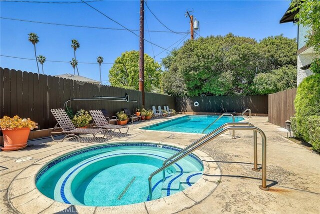 402 El Centro St Unit 13, South Pasadena, CA 91030 - community pool with a community hot tub, a fenced backyard, and a patio area