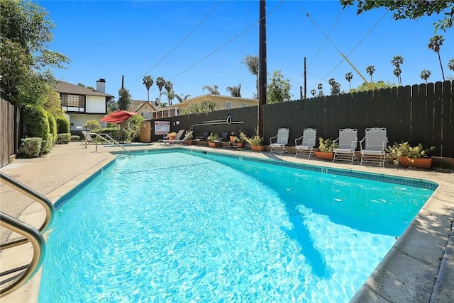 402 El Centro St Unit 13, South Pasadena, CA 91030 - community pool with a fenced backyard and a patio area