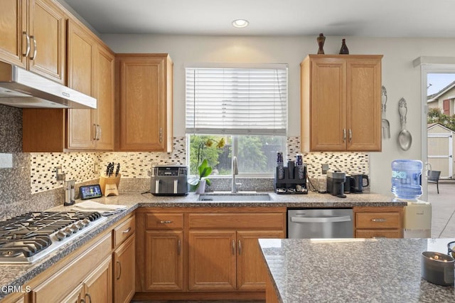 371 Huerta St, Oxnard, CA 93030 - kitchen with stainless steel appliances, tasteful backsplash, under cabinet range hood, and recessed lighting