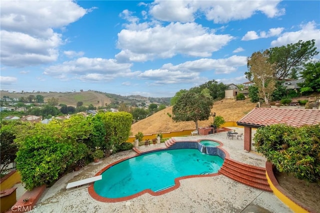 2545 Scenic Ridge Dr, Chino Hills, CA 91709 - swimming pool featuring an in-ground hot tub, a patio, and a diving board