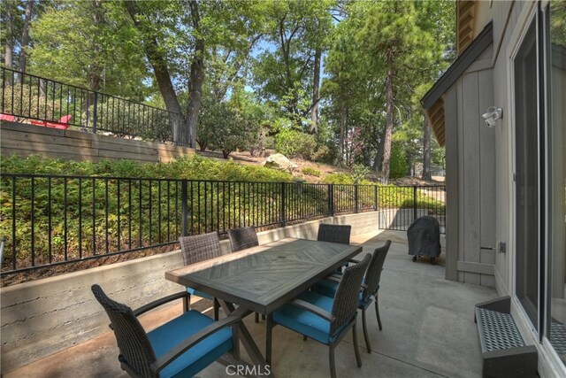 942 Lucerne Ln, Lake Arrowhead, CA 92352 - view of patio / terrace with outdoor dining space