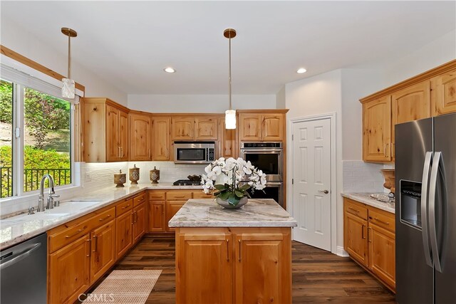 942 Lucerne Ln, Lake Arrowhead, CA 92352 - kitchen featuring stainless steel appliances, a sink, backsplash, dark wood-type flooring, and recessed lighting