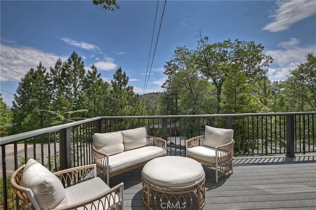 942 Lucerne Ln, Lake Arrowhead, CA 92352 - deck with outdoor lounge area