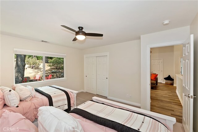942 Lucerne Ln, Lake Arrowhead, CA 92352 - bedroom with a closet, baseboards, and a ceiling fan