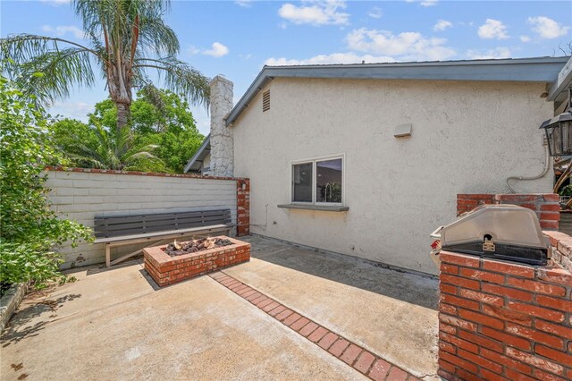 2712 Boundary Ln, Riverside, CA 92503 - fenced backyard featuring a patio