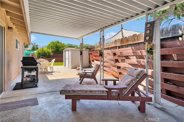 15506 Del Rey Dr, Victorville, CA 92395 - fenced backyard with a patio area and outdoor dining area