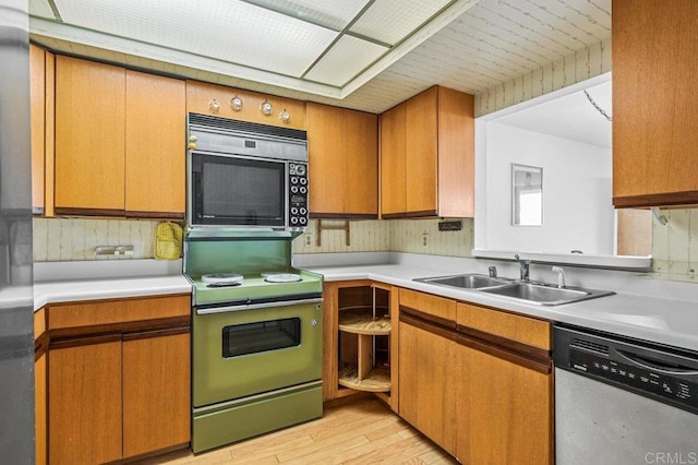 3635 7th Ave Unit 13E, San Diego, CA 92103 - kitchen with appliances with stainless steel finishes, a sink, light wood-type flooring, and light countertops