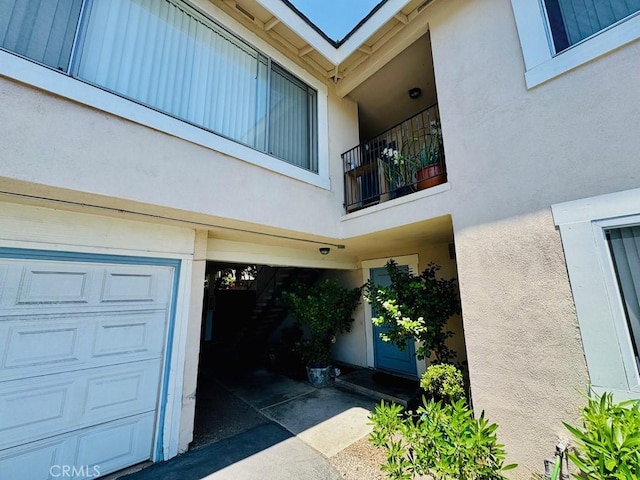 24871 Sherwood Way, Dana Point, CA 92629 - entrance to property featuring stucco siding, a garage, and a balcony