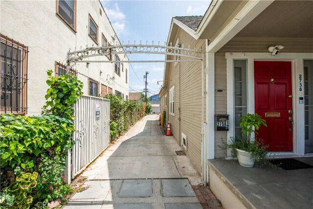 2756 W 15th St, Los Angeles, CA 90006 - exterior space featuring a gate
