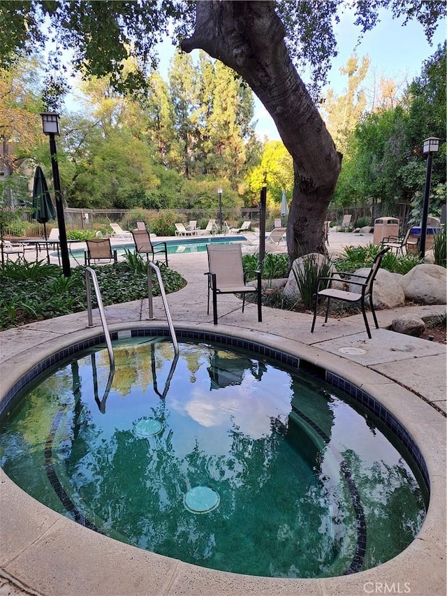 7131 Farralone Ave Unit 82, Canoga Park, CA 91303 - community pool with a patio area