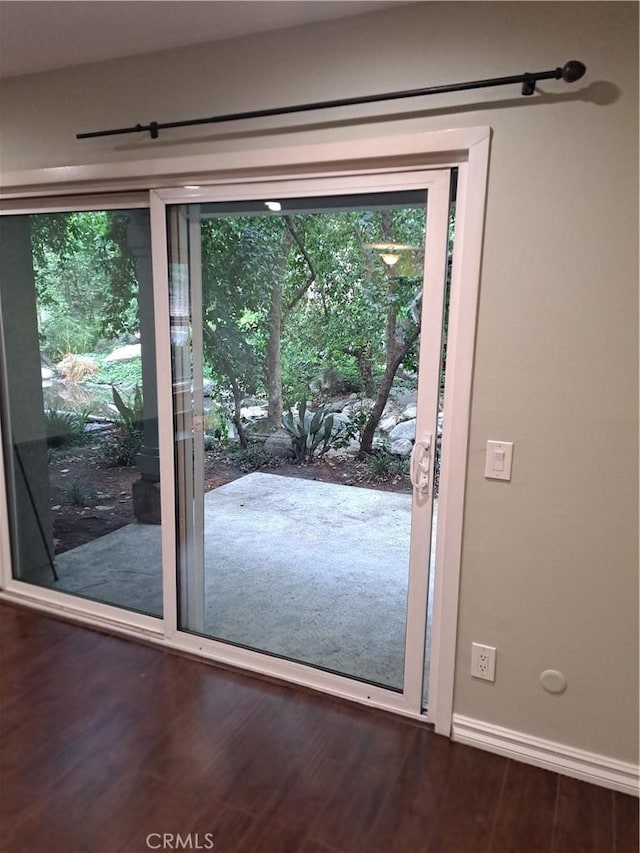 7131 Farralone Ave Unit 82, Canoga Park, CA 91303 - entryway with wood finished floors and baseboards