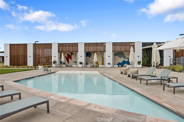 27227 Coyote Bush Ct, Valencia, CA 91381 - community pool with a patio area and outdoor lounge area