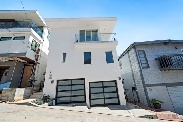 210 El Porto St, Manhattan Beach, CA 90266 - contemporary house featuring a garage, stucco siding, and concrete driveway