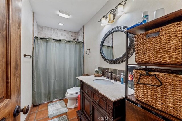 9075 Mesa Vista St, Apple Valley, CA 92308 - full bath featuring vanity, toilet, curtained shower, tile patterned floors, and backsplash