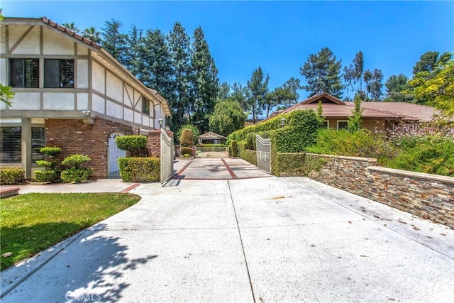 639 Valley View Dr, Redlands, CA 92373 - surrounding community featuring driveway