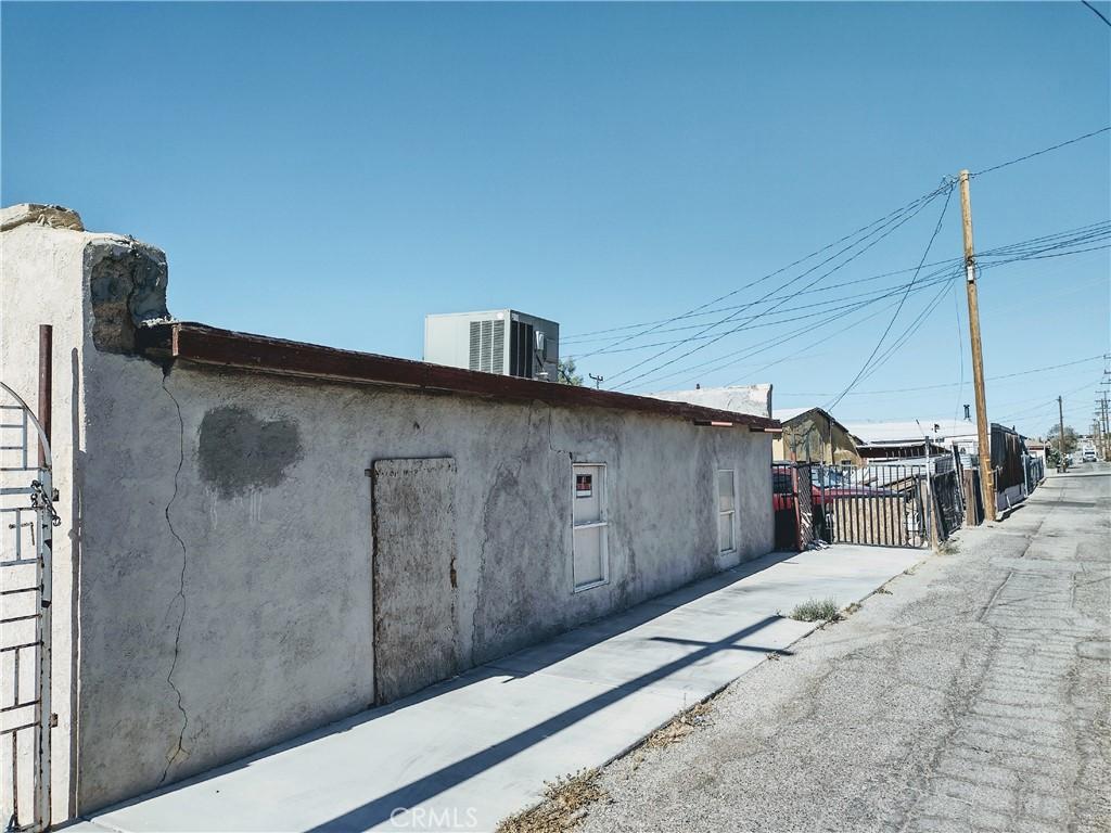 508 E White St, Barstow, CA 92311 - photo 3