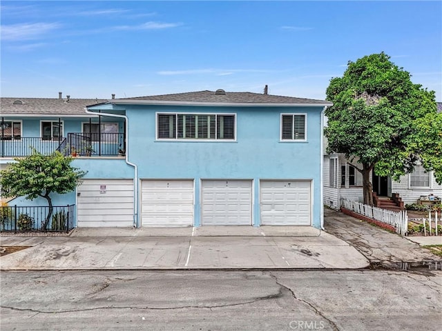601 Olive Ave Unit L, Long Beach, CA 90802 - view of front facade featuring an attached garage, driveway, and stucco siding
