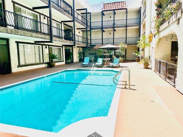 605 N Louise St Unit 106, Glendale, CA 91206 - community pool featuring a patio