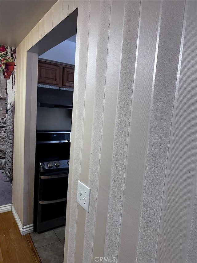605 N Louise St Unit 106, Glendale, CA 91206 - detailed view of wood finished floors and baseboards