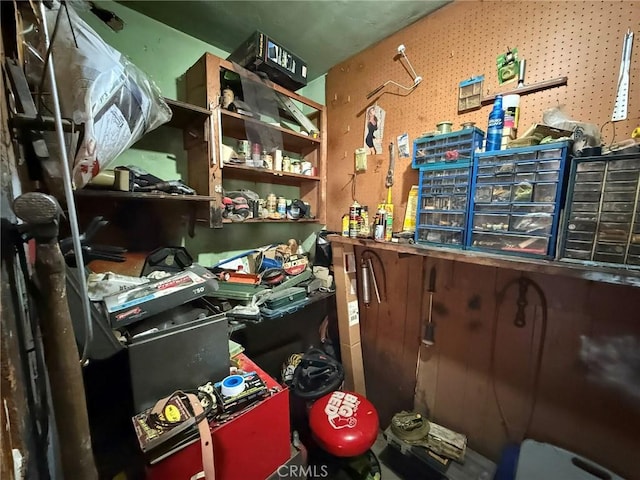 431 W M St, Colton, CA 92324 - miscellaneous room with a workshop area