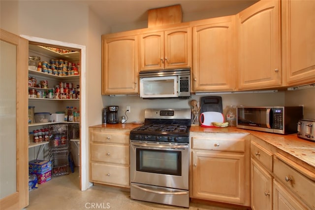 42625 Red Top Mountain Ct, Coarsegold, CA 93614 - kitchen with stainless steel appliances, light brown cabinets, and finished concrete flooring