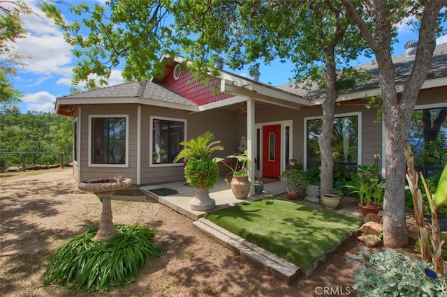 42625 Red Top Mountain Ct, Coarsegold, CA 93614 - view of front facade featuring ceiling fan and a shingled roof