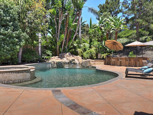 1 Lennox Ct, Ladera Ranch, CA 92694 - view of swimming pool with a patio and a pool with connected hot tub