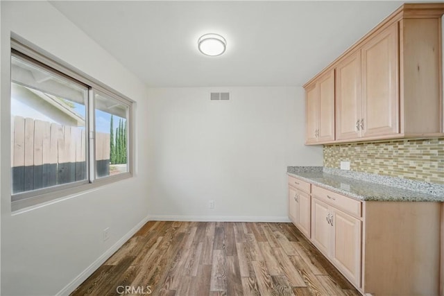 427 W Northridge Ave, Glendora, CA 91741 - kitchen with light brown cabinets, tasteful backsplash, wood finished floors, and baseboards