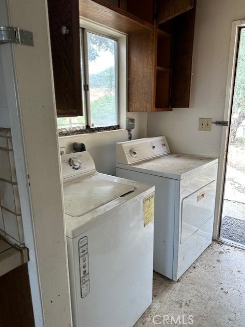 28450 6th St, Temecula, CA 92590 - laundry room with washing machine and clothes dryer and plenty of natural light