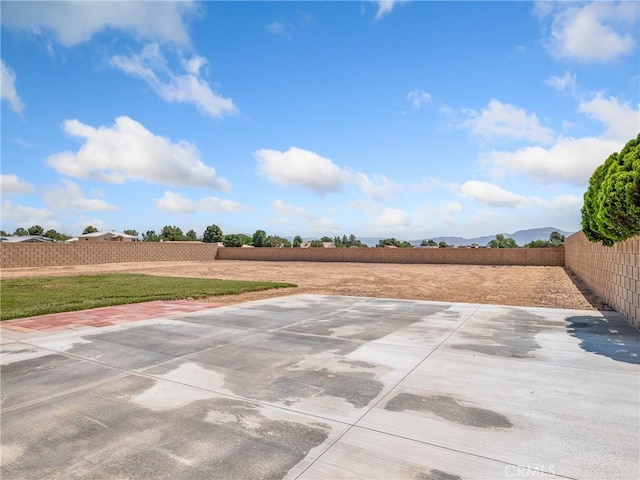 13951 Falling Leaf Rd, Apple Valley, CA 92307 - fenced backyard featuring a patio and a mountain view