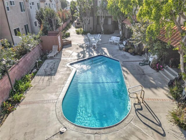 9414 Moonbeam Ave Unit 18, Panorama City, CA 91402 - view of pool with a patio