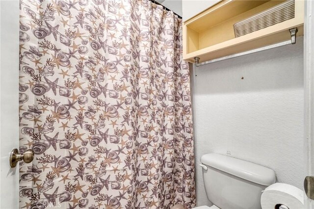 9414 Moonbeam Ave Unit 18, Panorama City, CA 91402 - bathroom featuring toilet and a shower with curtain