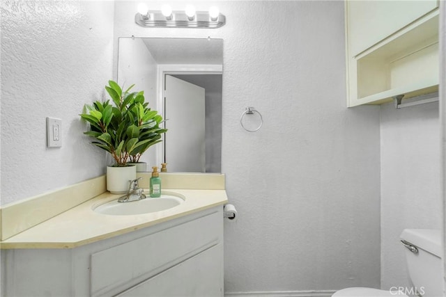 9414 Moonbeam Ave Unit 18, Panorama City, CA 91402 - bathroom with toilet, vanity, and a textured wall