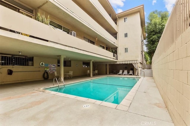 525 N Sycamore Unit 320, Los Angeles, CA 90036 - community pool with a patio