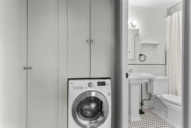 525 N Sycamore Unit 320, Los Angeles, CA 90036 - laundry area featuring washer / dryer and tile walls