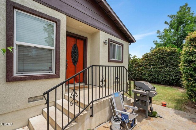 260262 Acacia St, Altadena, CA 91001 - entrance to property featuring stucco siding and a patio area