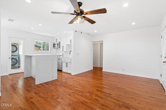 260262 Acacia St, Altadena, CA 91001 - unfurnished living room featuring estacked washer and dryer, a ceiling fan, light wood-style flooring, recessed lighting, and baseboards