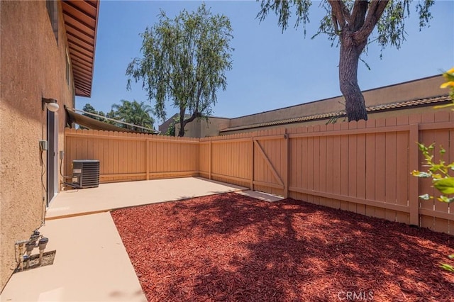 5905 Rosemead Blvd Unit 16, Pico Rivera, CA 90660 - fenced backyard with a patio area and central AC