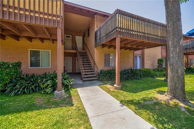 5905 Rosemead Blvd Unit 16, Pico Rivera, CA 90660 - entrance to property featuring stucco siding, a lawn, and a deck