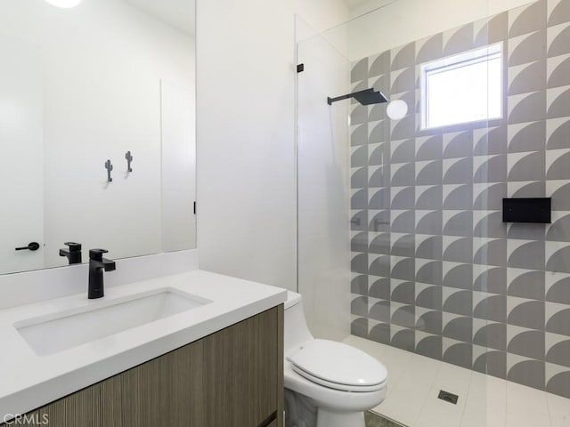 6197 Mandarin Rd, Yucca Valley, CA 92284 - bathroom featuring vanity, toilet, and tiled shower