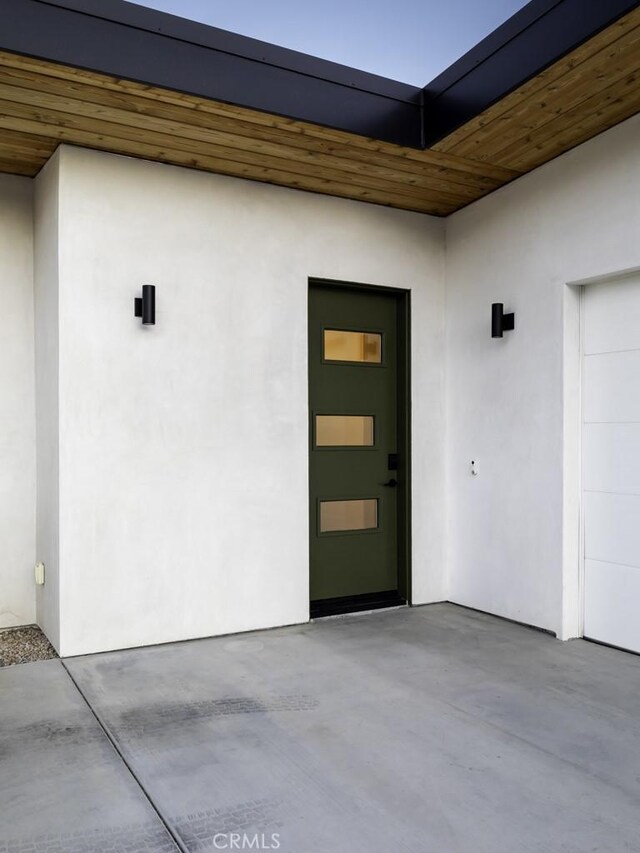 6197 Mandarin Rd, Yucca Valley, CA 92284 - view of exterior entry featuring stucco siding and a patio area